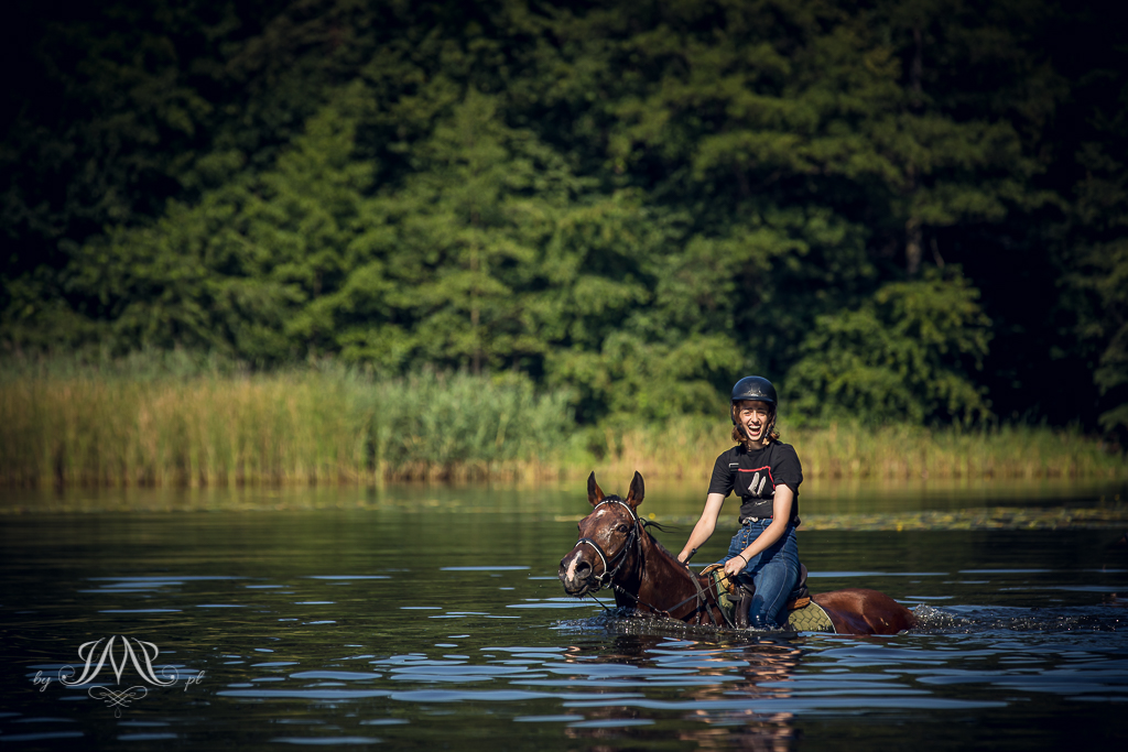 koń z jeźdźcem pływający w jeziorze SK Moszna