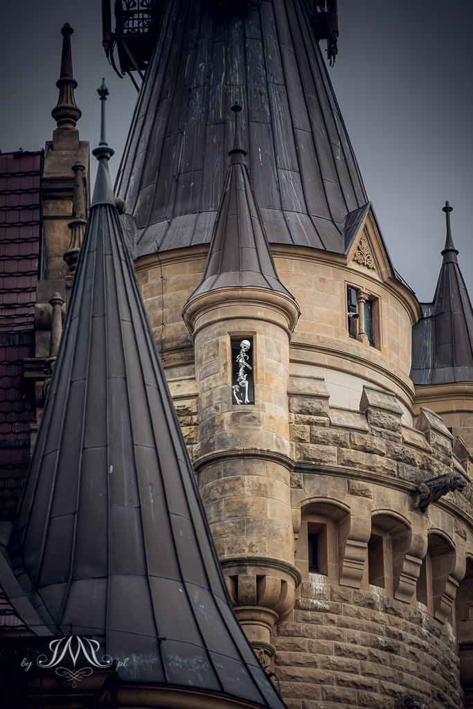 zbliżenie na wieżę Zamku Moszna z kościotrupem w oknie