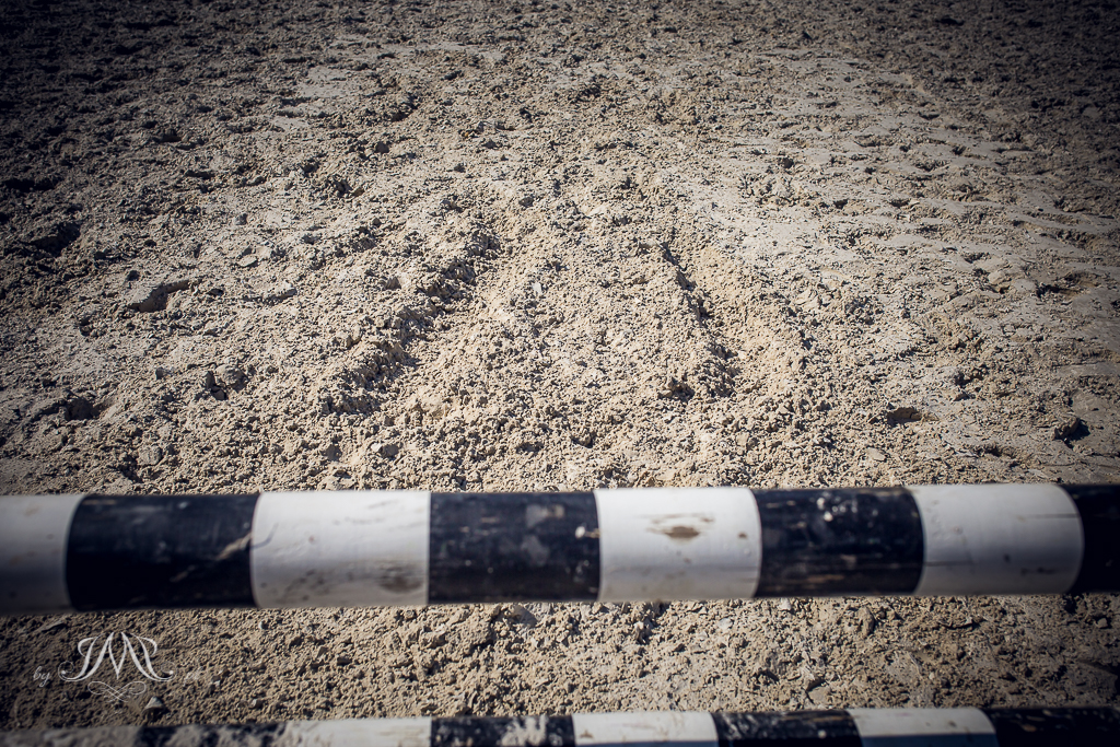 ślady hamowania kopyt na piasku przez przeszkodą SK Moszna