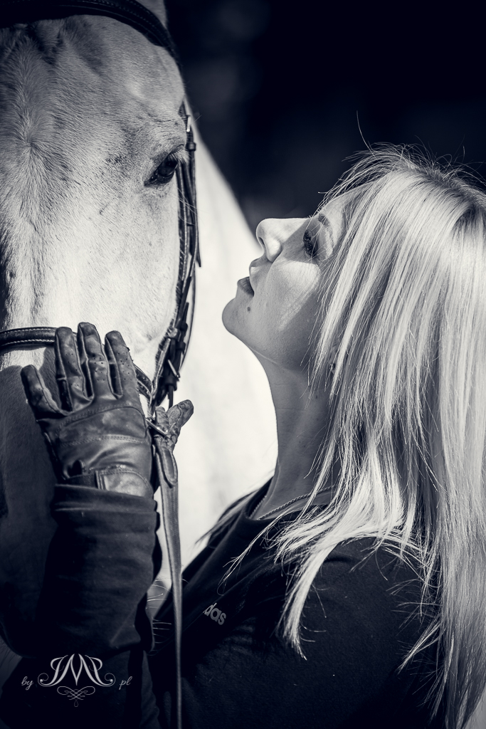 kobieta patrząc na pysk konia