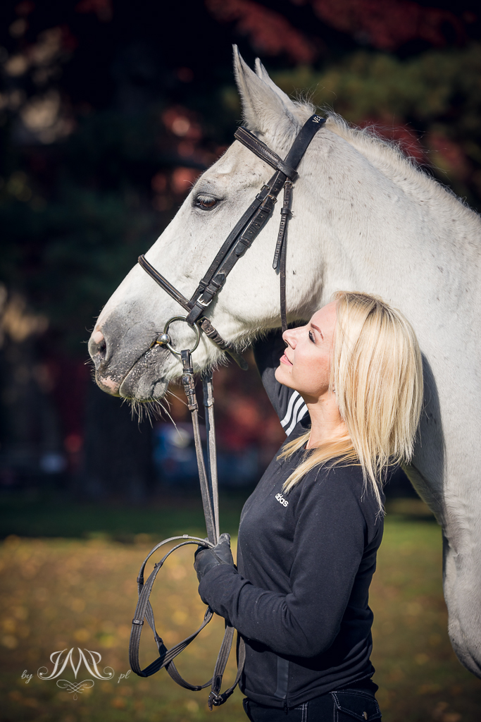 portret kobiety z koniem - profile