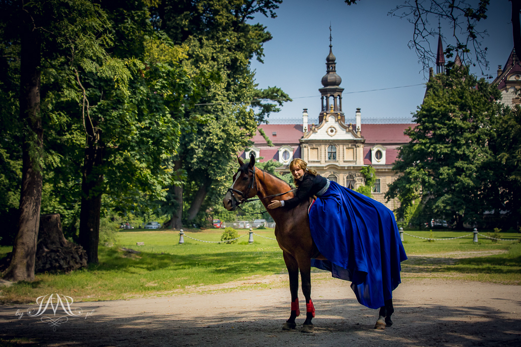portret kobiety z koniem w tle Zamek w Mosznej 