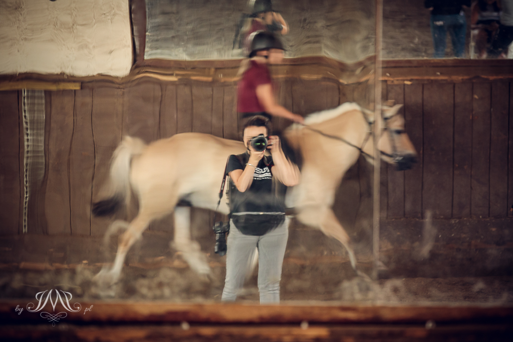 fotograf robiący sobie sam zdjęcie w lustrze - w odbiciu również koń