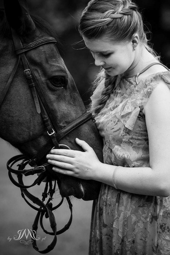 kobieta przytulająca pysk konia