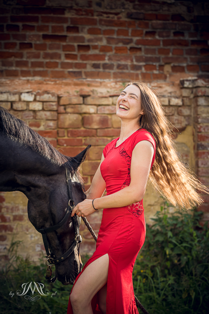 uśmiechnięta kobieta z koniem