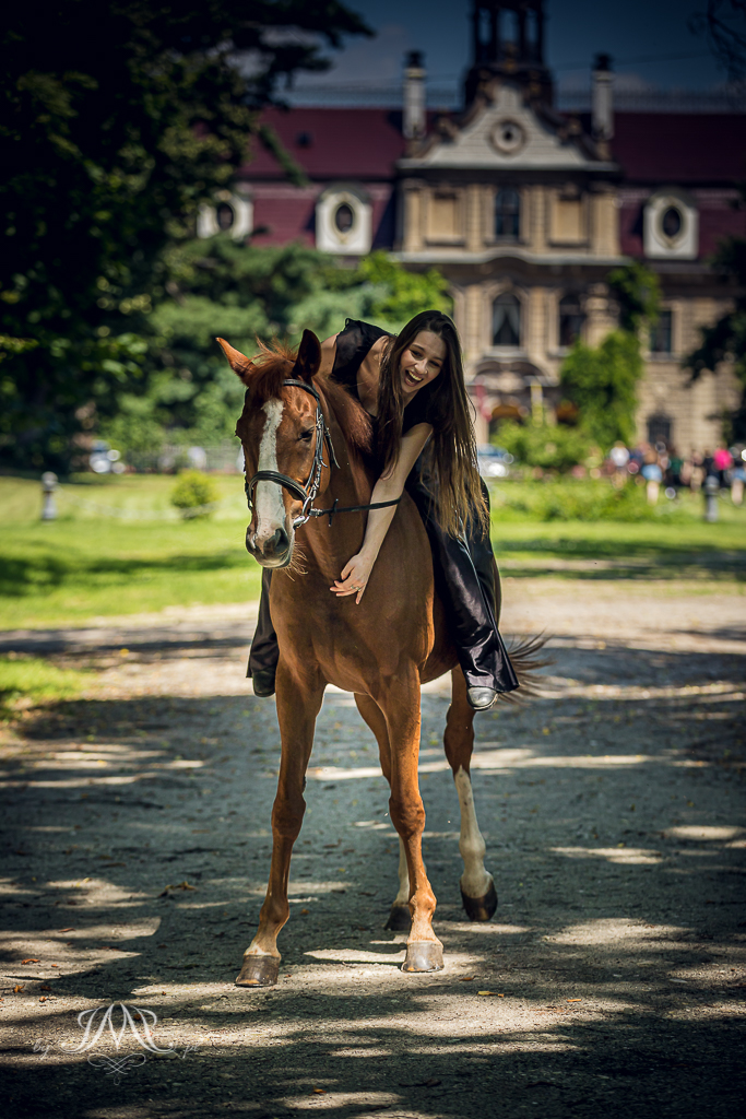 kobieta na koniu w tle zamek Moszna