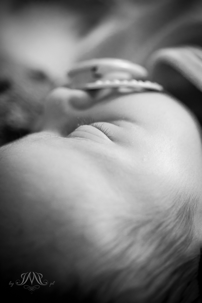 twarz śpiącego noworodka