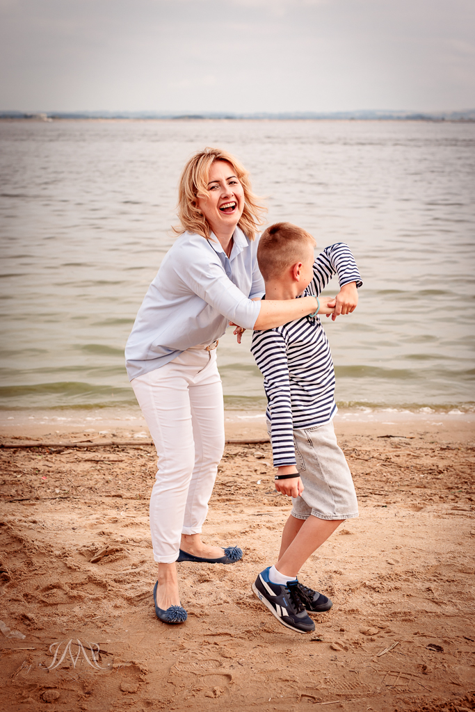 mama tańcząca na plaży z synem