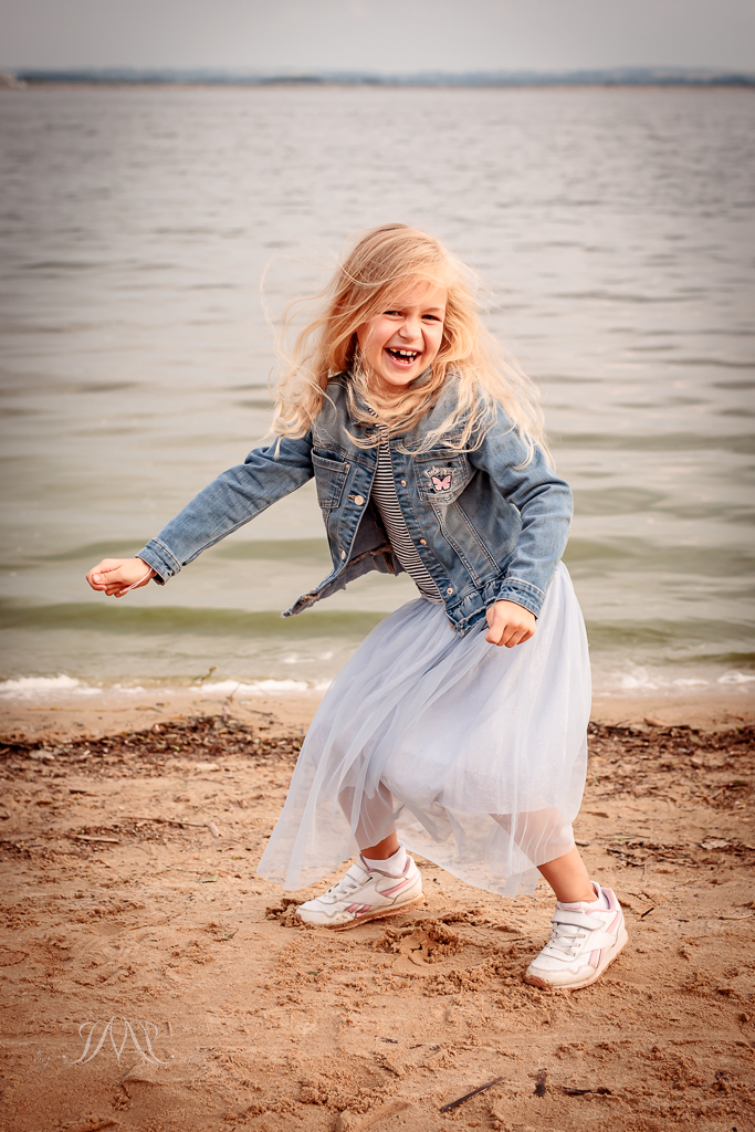 dziewczynka tańcząca nad Jeziorem Nyskim