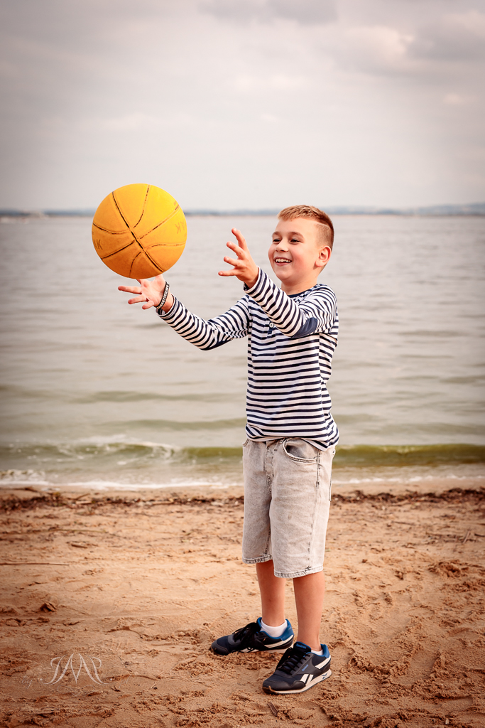 chłopiec łapiący piłkę nad Jeziorem Nyskim 