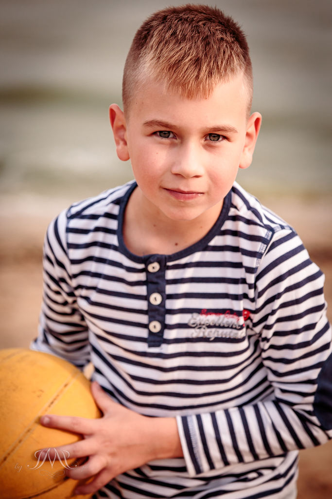 portret chłopca z piłką do koszykówki